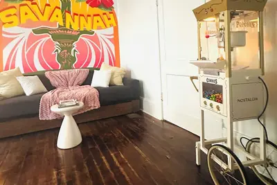 Image de Insta-Worthy Victorian Home - Walk to Forsyth