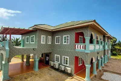 Image de 5 minutes drive to the beach, Family-sized condo with Spacious Balcony