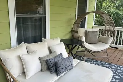 Image de Entire 3 bdrm\/3 bath lush spacious intown home