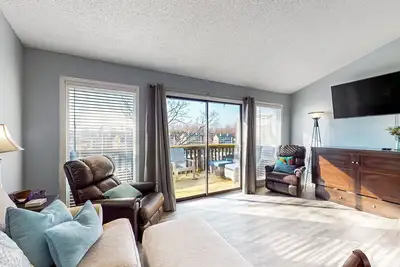 Image de Lake view condo with deck, shared indoor and outdoor pool & hot tub