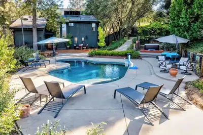 Image de Spacious Mountain View Home - Pool, Spa, Game Room & Stunning Views [Sleeps 13]