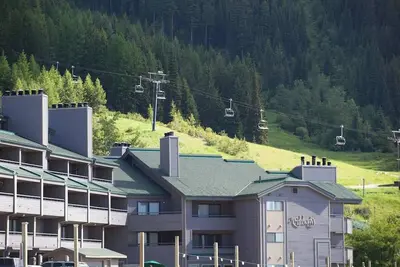 Image de Cozy condo, next to the ski slopes with 2 private balconies