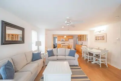 Image de 5 houses from the beach! This charming first floor unit offers the ultimate coastal living experience!
