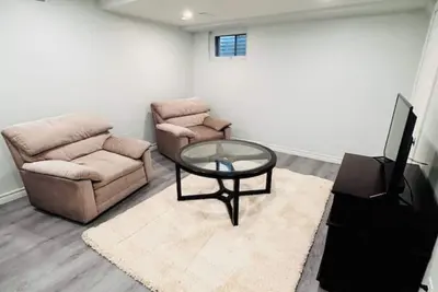 Image de \"Cozy Walkout Basement Suite with Private Entrance\"\n\n
