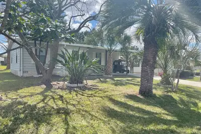 Image de Newly Renovated 3-bedroom house central to everything with golf cart included!