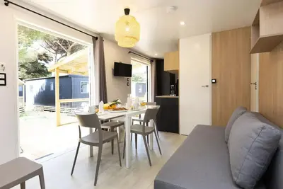 Image de Mobil-Home Premium 30m² (2 chambres - 4 pers. ) + terrasse + Tv + draps et serviettes 4 personnes