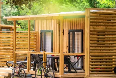 Image de Mobil-Home Premium 30 m2 - 2 Schlafzimmer - halb überdachte Terrasse - Tv + Clim + Bettwäsche + Handtücher 4 Personen