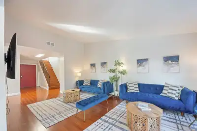 Image de Spacious & Central. Pool Table & Ping Pong. 6 Tvs. Balcony. Garage. Wifi