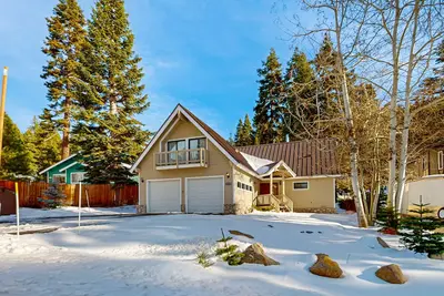 Image de Cozy home with spacious deck, open floor plan, fireplace, nearby activities