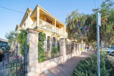 Image de Cozy Home w\/ fireplace - 5 mins walk from beach