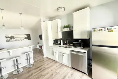Image de Coastal Charm Retreat: 2bedroom Guesthouse with Ac: 10mins to Lax, Beach, SoFi