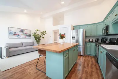 Image de 2-bedroom Condo with Beach Access. Steps from the Sand
