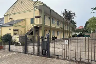 Image de 1-bedroom condo, small 8-unit building. On-site gated parking free washer/dryer
