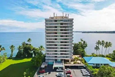 Penthouse Paradise 2 Bedroom Apartment on the water, overlooking Hilo Bay! !