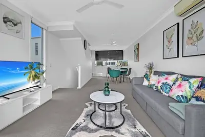 Image de Water View Modern Three-level Townhouse in Carrara