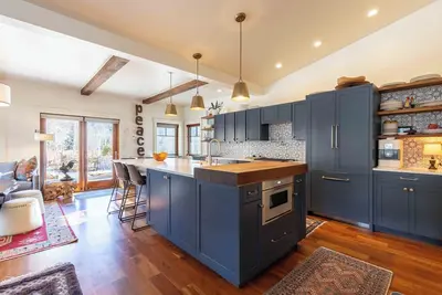 Image de Elegant Mid-Valley Retreat Near World Cup Action