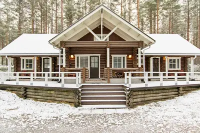 Image de Kilpolan orvokki, pauliina ja karoliina by Interhome