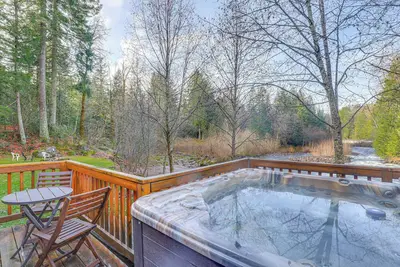 Image de Pet-Friendly Riverfront Cabin w/ Hot Tub
