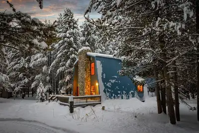 Image de Hot Tub! Short walk to Lake! Private Dock! Arcade games! Sleeps up to 19!