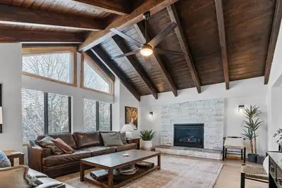 Image de Newly Remodeled-25min 2ysnp -Walk 2 Golf+ Hot Tub!