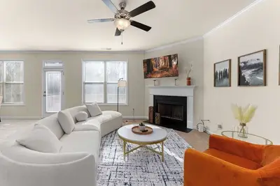 Image de Spacious 5b3b|Lush Backyard|Garage & Street Parking|Newly Renovated #41985