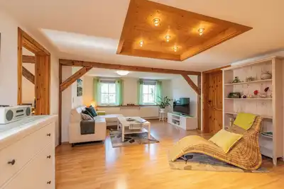 Image de Spacious top floor with half-timbered flair and far-reaching views for 4