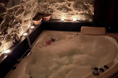 Image de Attic room Pescia, completely renovated, exposed beams, Water Master Bathtub