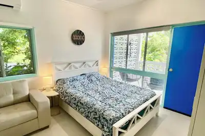 Image de newly renovated studio near the beach in a small complex, great location
