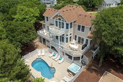 Indaruf: Pool and Hot Tub | Golf Discounts