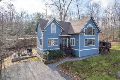 Image de New! Deja Blue: Lake Access, Hot Tub, Fireplace, A/C!