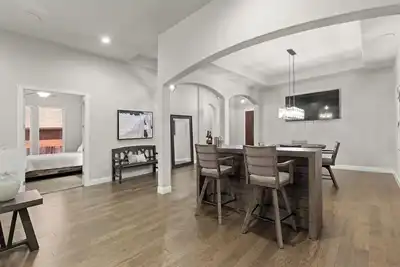 Image de This beautiful 3200 Sf single storey with loft backs onto a heavily treed forest