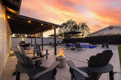 Image de Sunkissed Oasis: Heated Pool Near Old Town