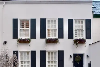 Image de Townhouse with gated parking in the heart of St Helier, close to the beach!