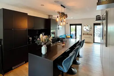 Image de Central Townhouse, Free Parking, Close to Ao arena