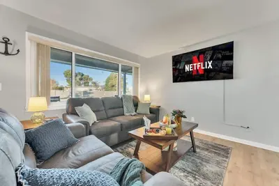 Image de 3 Blocks to Bay + Boat Parking + Renovated + 3 Bd