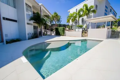 Image de Dolphin Court - 4 Br Apt w/ Pool - 5 min to Beach