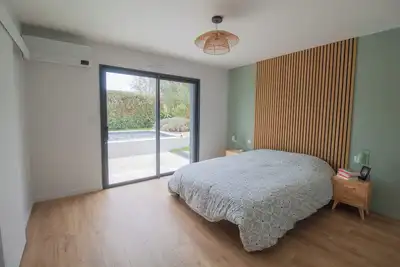 Image de Maison contemporaine familiale avec piscine chauffée et jardin