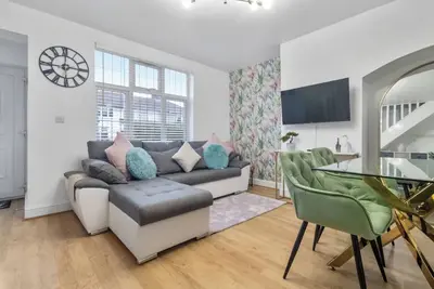 Image de Spacious 4-Bedroom Home in Vibrant East London!
