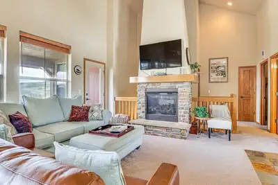 Image de Picturesque Granby Townhome: Ski Next Door!