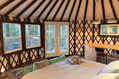 Image de Cozy Yurt nestled in the forest on Salt Spring Island