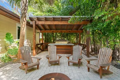 Image de Ground Level 3 Bedroom Oasis with Hoa Ramp and Beach