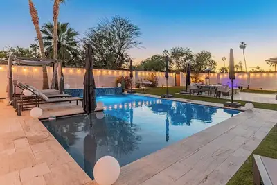 Image de Your Escape to Paradise, Stylish Stay: Heated Pool, Full Amenities, Minutes to Top Attractions!