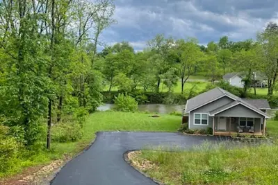 Image de Wood Haven on the River- cozy cottage on the Hiawassee River in Hayesville Nc