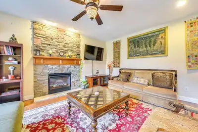 Image de 3 Mi to Carowinds: Retreat w/ On-Site Fishing