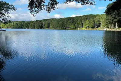 Image de Spacious 4-bedroom lakehouse with plenty of room for the group to enjoy the lake
