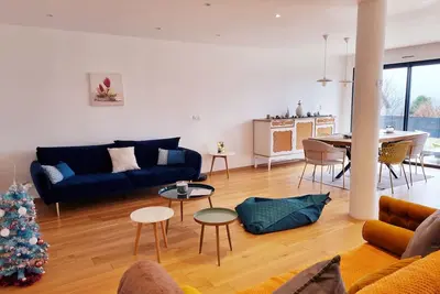 Image de Large house with terrace & garden