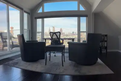 Image de Tremont Retreat: City view near towpath w/ deck and hot tub