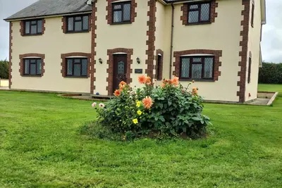 Image de Spacious farmhouse set in countryside with far reaching views on a working farm.