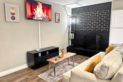 Image de 4 Mins to Att Stadium! Cozy 2-bedroom Duplex Unit in charming Arlington