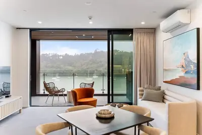 Image de Elegant Waterfront Retreat